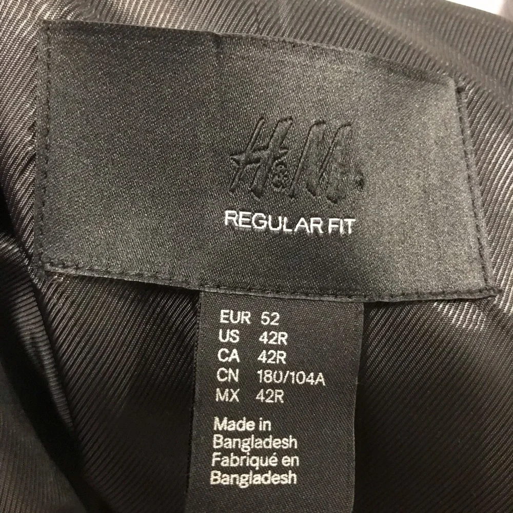 H&M black blazer. Size 42 R. Excellent used condition. No trace of wear. - Picture 10 of 11